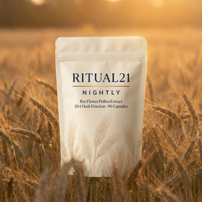 Ritual21 Nightly pouch standing among rye stalks at dusk